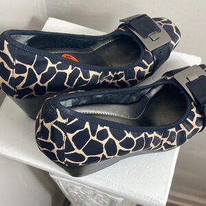 Bandolino Black and Cream Patterned Flats